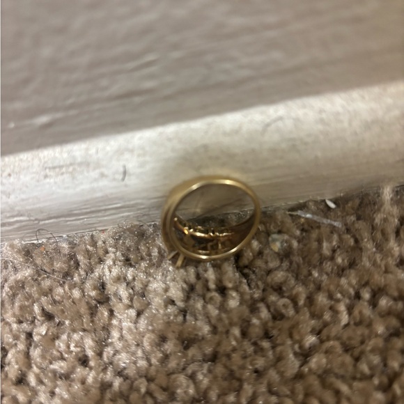 Gold Ring - Picture 5 of 8